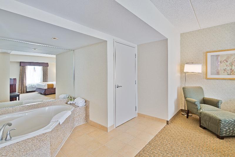 Holiday Inn Express Hotel & Suites Ottawa Airport By Ihg Extérieur photo